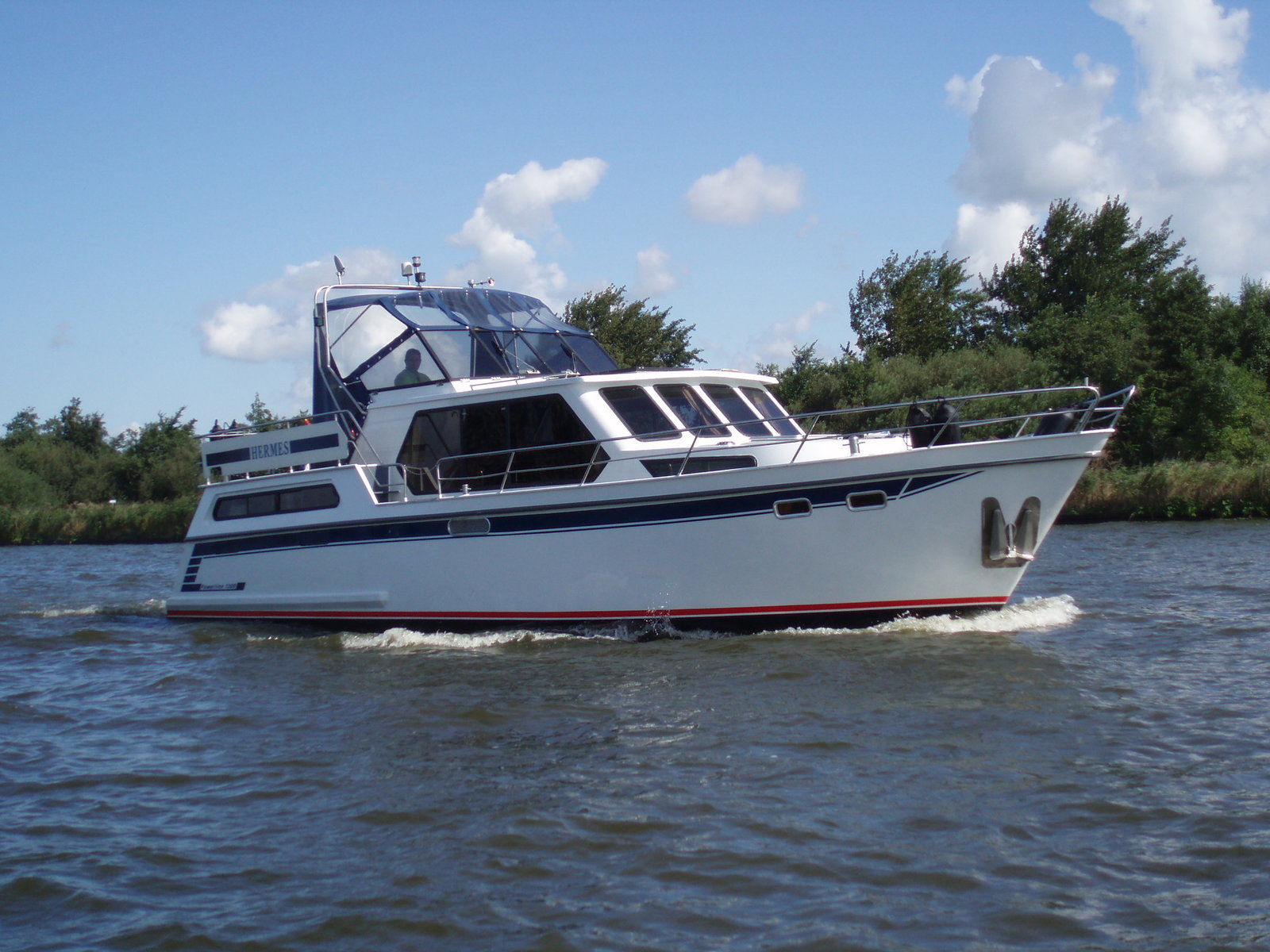 Ontwikkelen Omgekeerd Buitenboordmotor Motorboot 'Hermes' huren in Friesland | Stoeten bootverhuur Lemmer